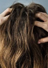 vrouw met de handen in het haar, achterhoofd aanzicht
