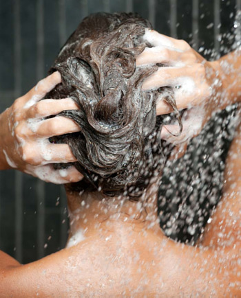 Cheveux abîmés ? L’eau de votre douche est peut-être trop chaude pour vos cheveux.