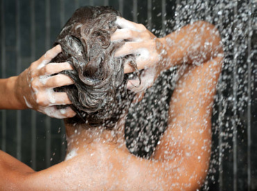 Cheveux abîmés ? L’eau de votre douche est peut-être trop chaude pour vos cheveux.