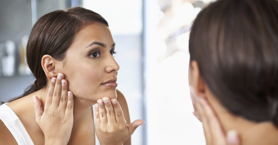 Peaux à imperfections : toutes les astuces de maquillage