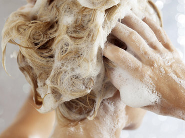 Cheveux clairsemés, manque de densité : quel est le bon shampoing ?