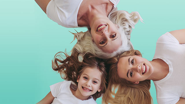 3 generaties vrouwen bij elkaar ter illustratie dat haaruitval genetisch bepaald kan zijn. - Vichy.jpg